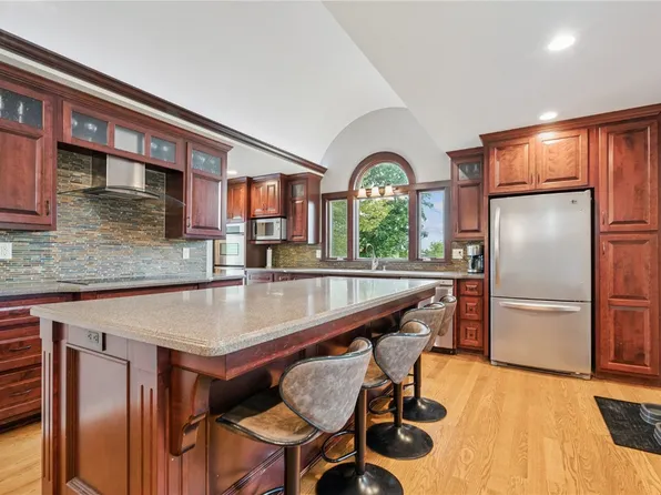 1322 Woodside Dr NW, Cedar Rapids, IA 52405