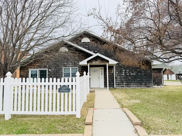 1307 N Dakota St, Aberdeen, SD 57401