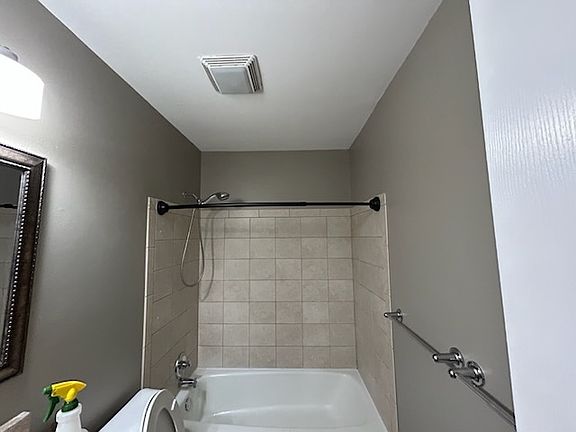 4th image of 1010 Country Club Rd APT K4