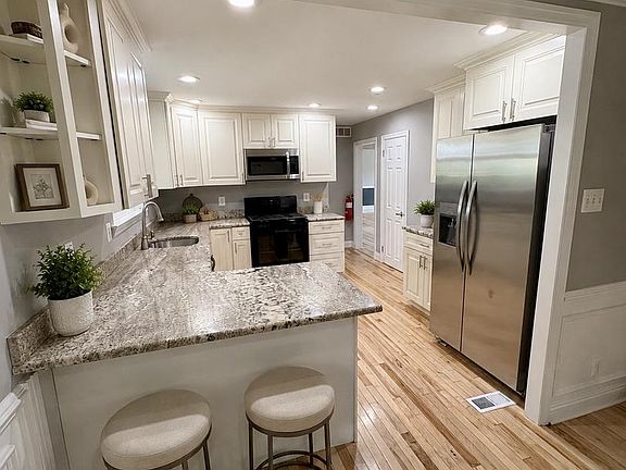 3rd image of 12 Longwood Dr