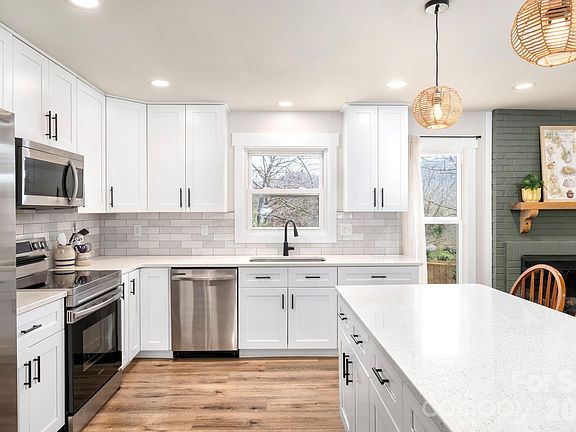 5th image of 61 Knoll Ridge Dr