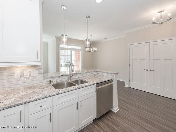 4th image of 127 Sophee Ln