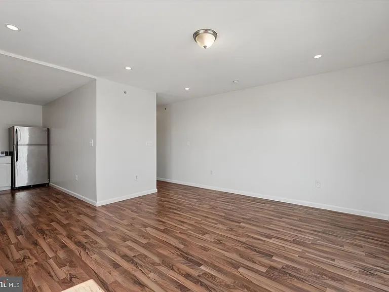 5027 Spruce St — Photo 3