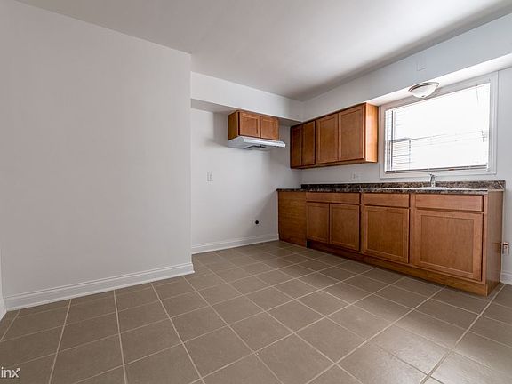 101 Memorial Dr Apartments Chicago Kitchen_02