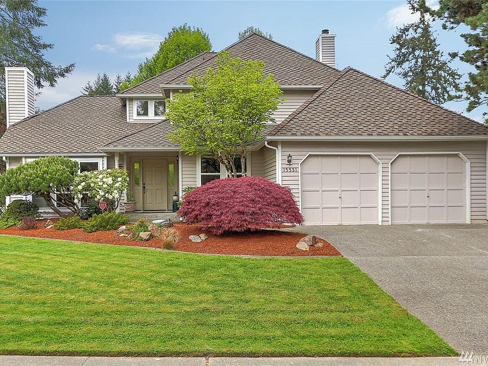 Welcome home to Maple Ridge and this gorgeous 3 bedroom + den, 3 bathroom home. Enter to vaulted ceilings and large windows that