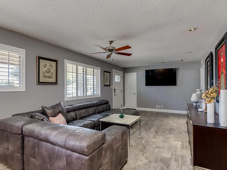318 E Butler Dr — Photo 19