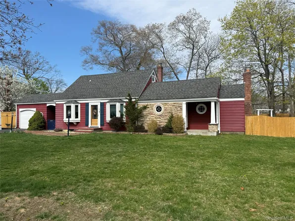 33 Hollins Lane, East Islip, NY 11730