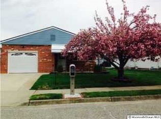 7 Canterbury Ln, Toms River, NJ 08757