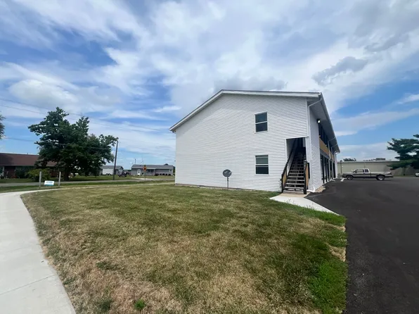 1, 2 and 3 bedroom units available!, 335 E North St #Cc72a3ee1, Warrensburg, IL 62573