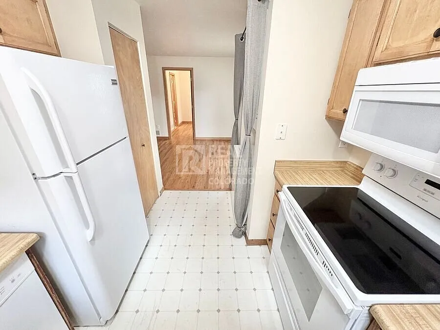 Charming 1-Bedroom Condo with Pool & Reserved Parking in Cherry Creek Racquet Club — Photo 4