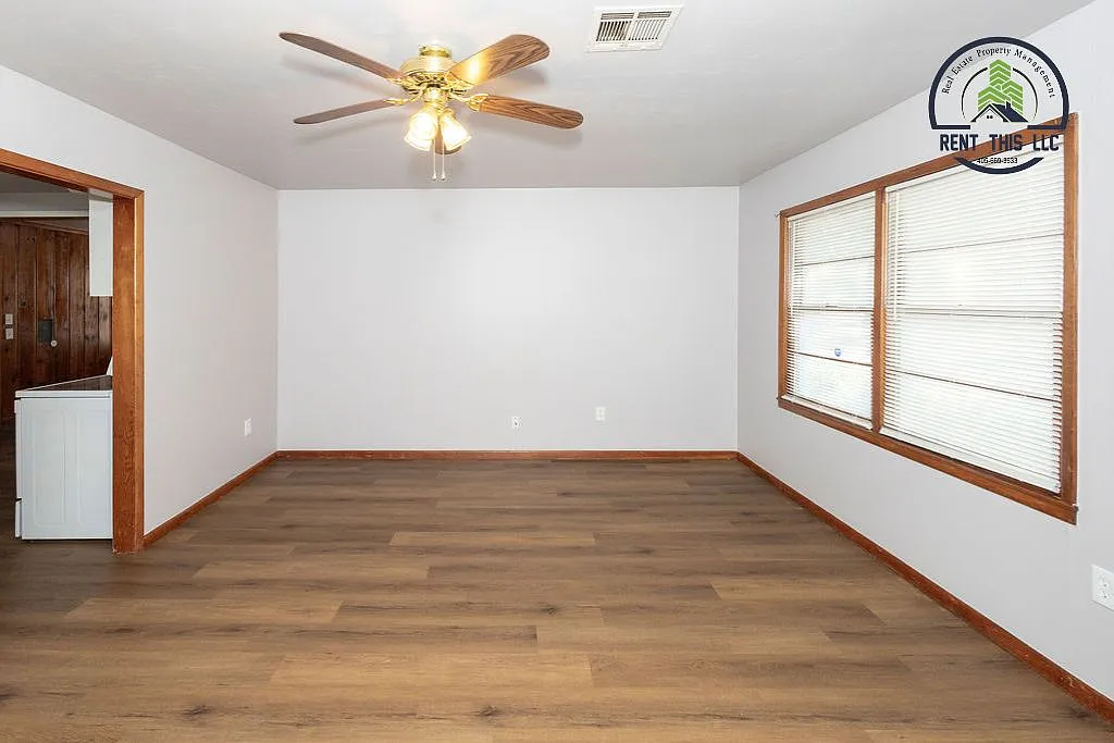 3 bed, $1,100 — Photo 2