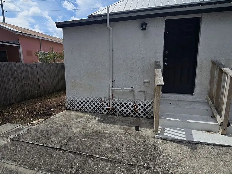 2406 E Clark St — Photo 29