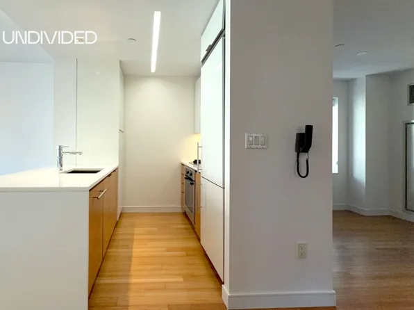 303 East 33rd Street image 6 of 16