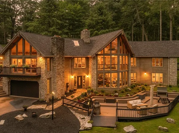 25 Deer Lake Trl, Chalk Hill, PA 15421