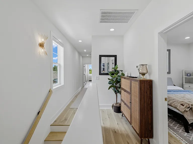 211B Queen Ave — Photo 20