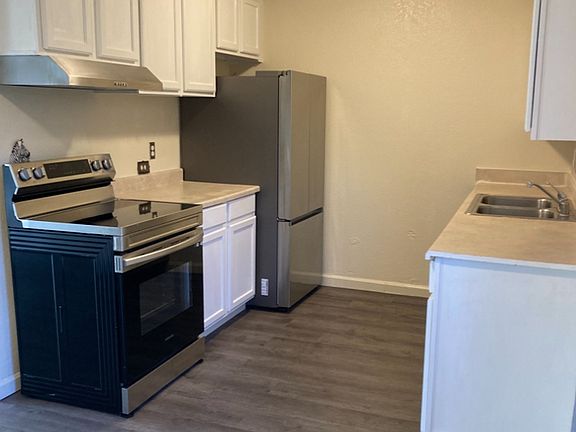 kitchen shows appliances
