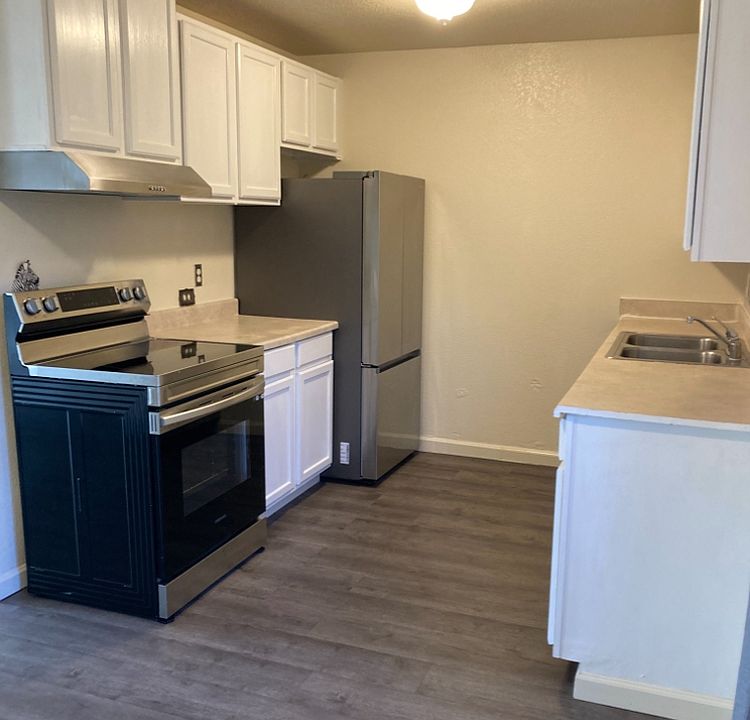 kitchen shows appliances
