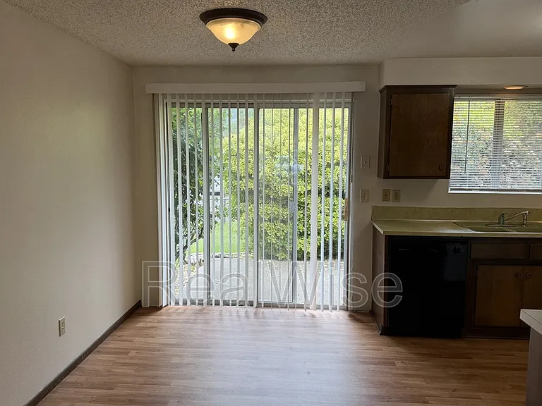 1223 NW Highland Ave #B — Photo 6