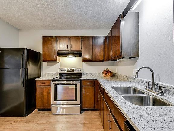 5th image of 1006 Longmeadow Dr