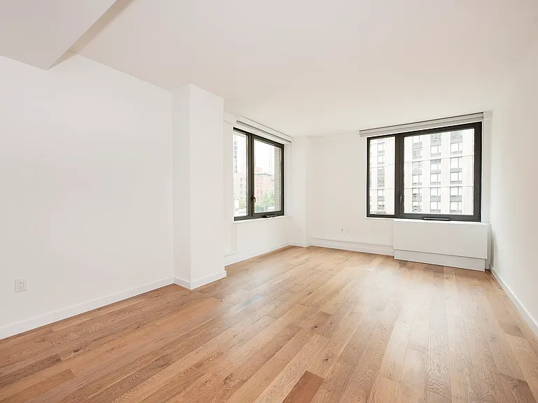 411 35th St #2R — Photo 3