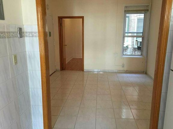 4th image of 3016 42nd St #2L