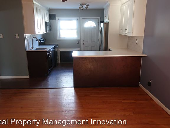 3rd image of 221 E Hawthorne Ave
