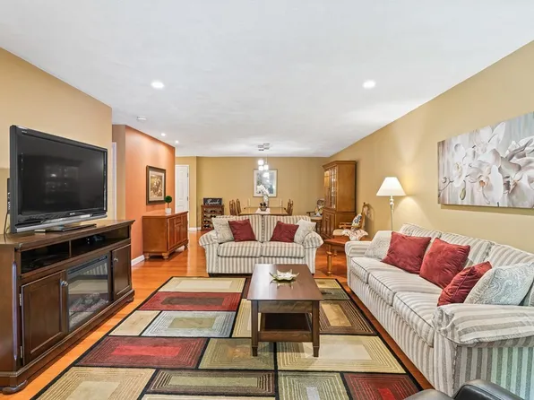 7 Ledgewood Way APT 3, Peabody, MA 01960