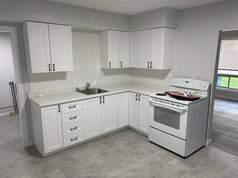 990 Chandler St — Photo 4