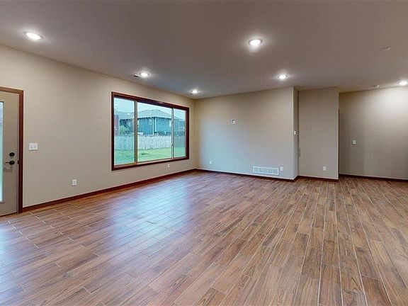5th image of 3613 Lincoln Ave