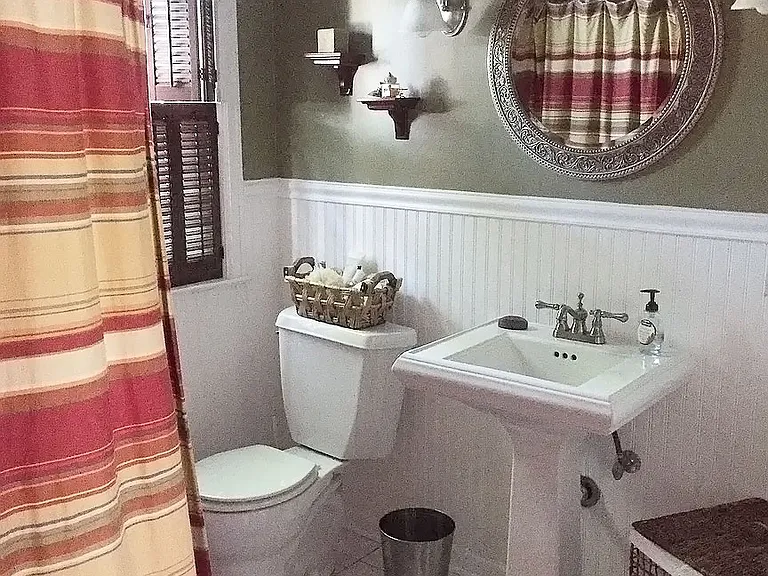 BATHROOM: WITH LINNEN CLOSET