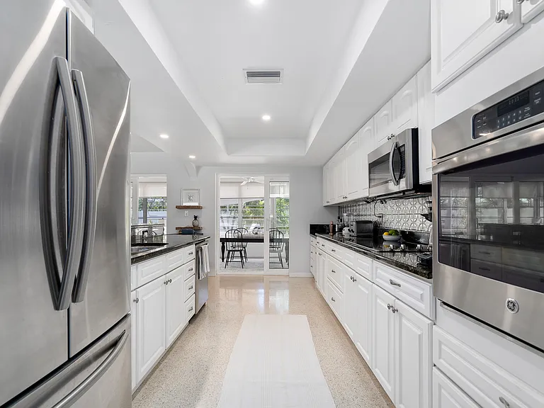 330 N Tessier Dr — Photo 9