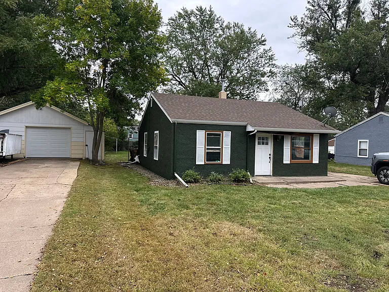 2916 S Summit Ave — Photo 2