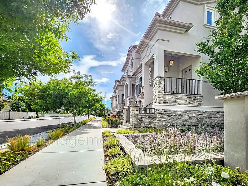 3 bed, 4.0 bath, 1771 sqft, $4,200 — Photo 2
