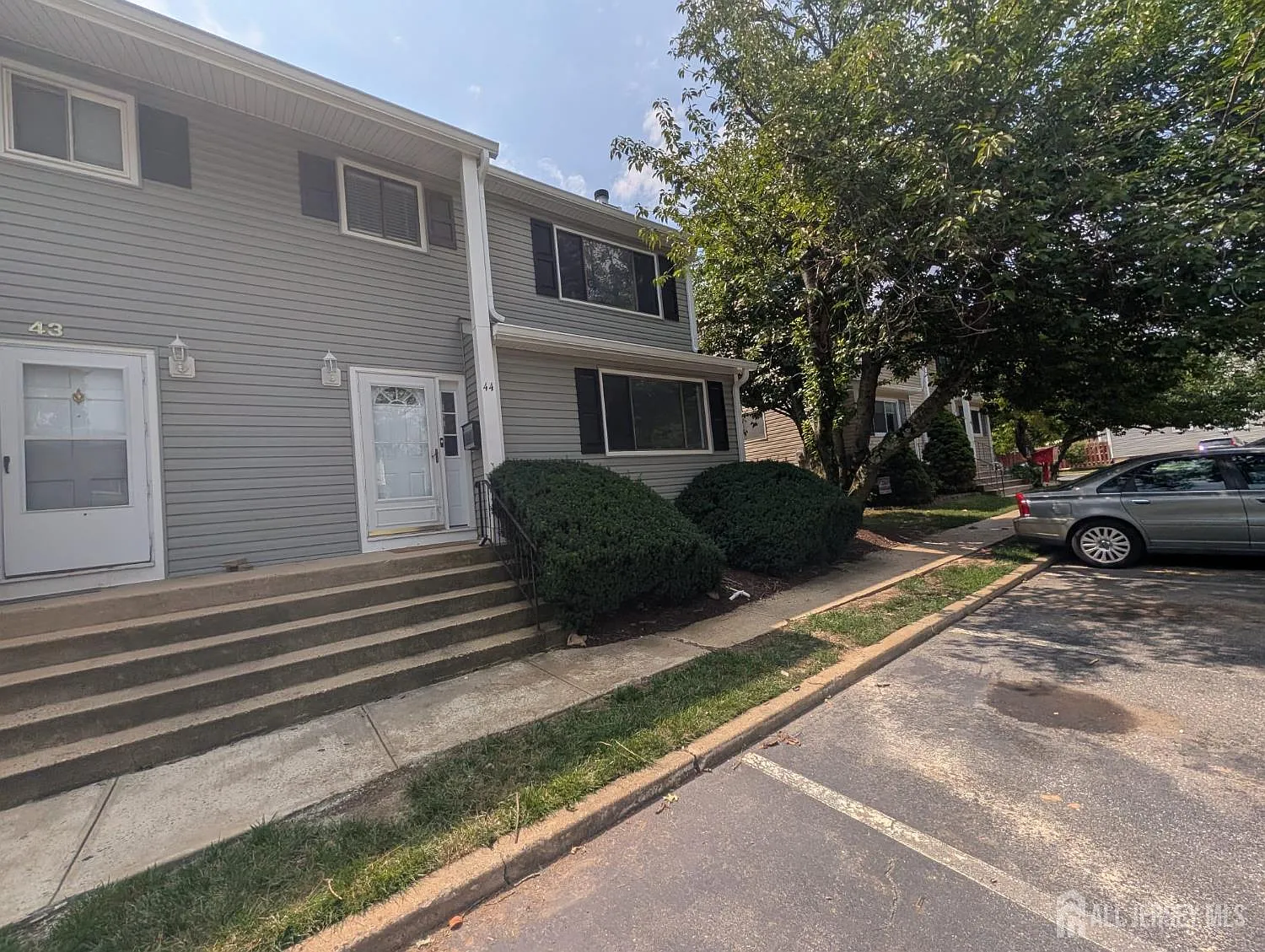 3 bed, 2.5 bath, 1684 sqft, $3,495 — Photo 2