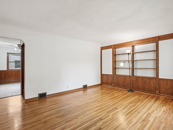 5th image of 1470 Roselawn Ave W