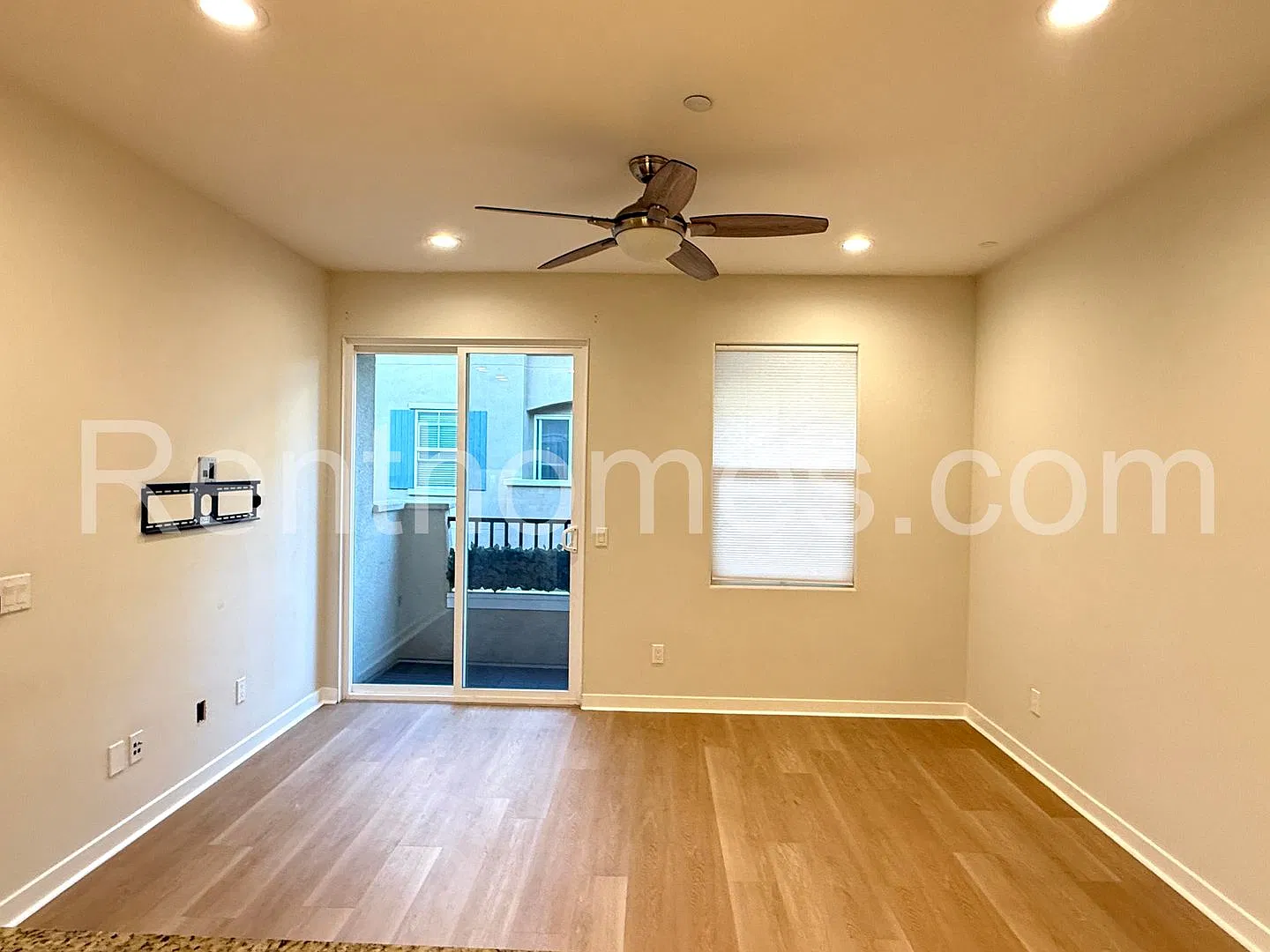 San Elijo Hills, 2113 Cosmo Wy, LVP Floors, Granite Counters, AC, Community Pool and Spa, 2 Car G... — Photo 3