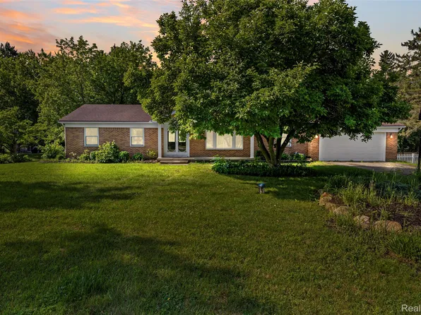 13404 Sequoia Ln, South Lyon, MI 48178