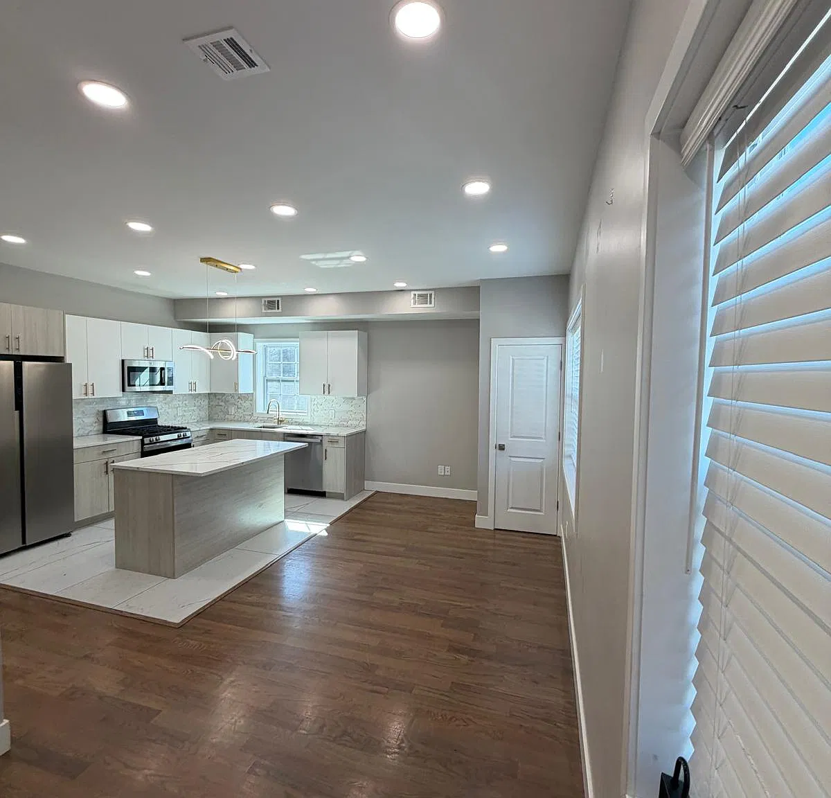 4 bed, $3,250 — Photo 1