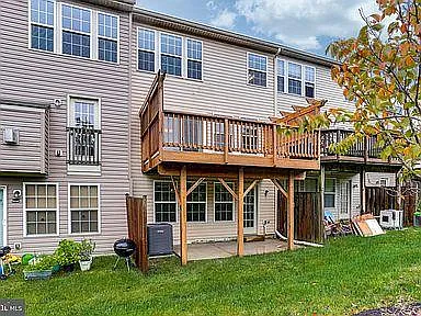 3 bed, 2.5 bath, 2100 sqft, $3,000 — Photo 2