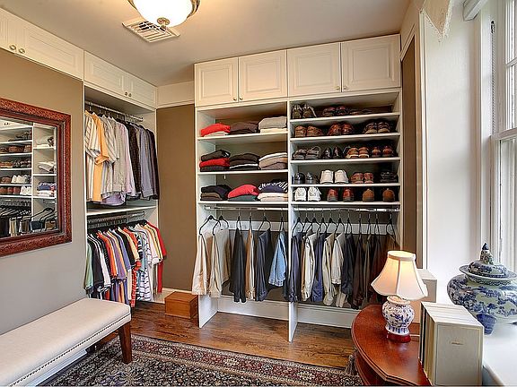 Master bedroom walkin closet