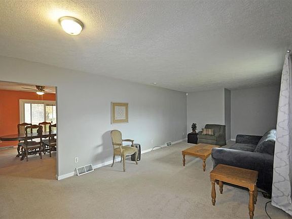 4th image of 52850 N Hastings St