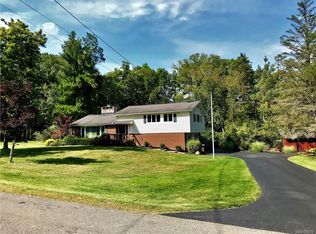 5815 Cloverfield Dr, Hamburg, NY 14075