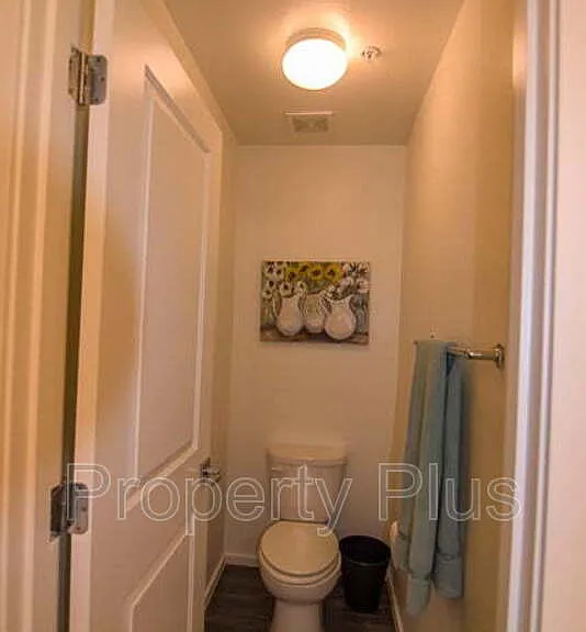 2362 E Huntington Dr — Photo 6