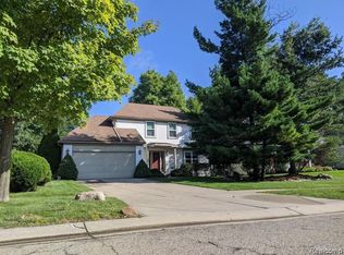 4292 Heatherstone Dr, Waterford, MI 48329