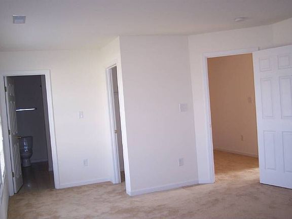 Master suite w/jacuzzi tub, his/her sinks, walk-in closet