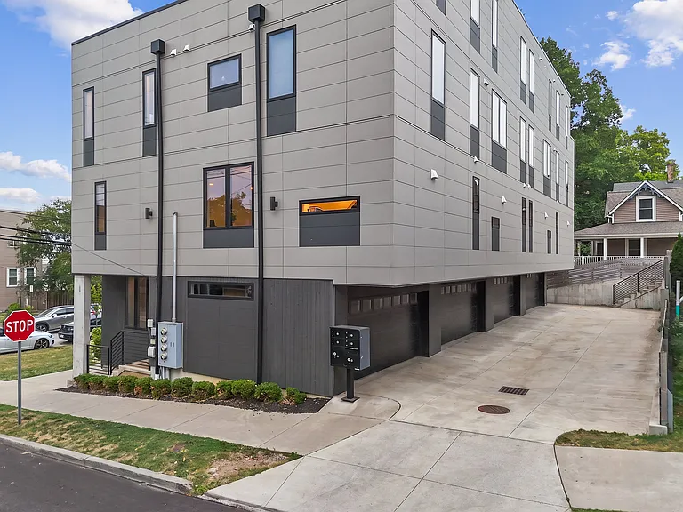 2200 W 7th St — Photo 28