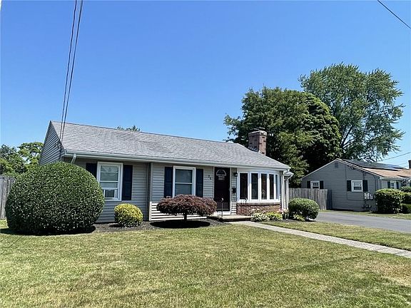 3rd image of 20 Elmwood Dr E