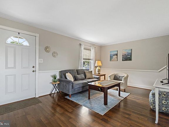 3rd image of 228 Alymer Ct