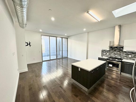 4th image of 433 Pine Ave Unit 400