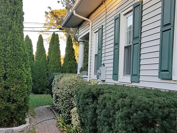 Side Yard w/Brick Walkway